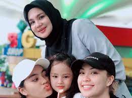 Jasa ibu yang mengandungkan kita dan bakti bapa yang membela kita sehingga dewasa tidak mampu dibalas dengan emas permata atau wang ringgit. Beli Rumah Pertama Umur 21 Janna Nick Anggap Ibu Famili Punca Rezeki Nona