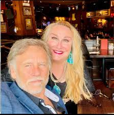 Rep. Euclid Rains welcomes homemakers to the state capitol in 1977