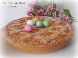 Ovvero una crostata rustica, realizzata con un guscio di pasta frolla salata che accoglie un ripieno cremoso e ricco fatto di crema di grano unita ad una vellutata crema di ricotta,, salame napoletano e caciocavallo.una golosità strepitosa tipica della tradizione gastronomica. Pastiera Di Riso Ricettedi It