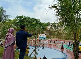 Sumber mata air sendang banyu biru memiliki ukuran kolam yang tidak cukup besar, tetapi memiliki kejernihan air yang tidak ada tandingannya. Kolam Banyu Gentong Wahana Baru Untuk Anak Di Destinasi Wisata Setigi 1minute Id