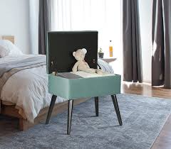 Un letto pensato come protagonista dello spazio dove spicca la testata, ispirata nelle linee curve che avvolgono il piano di riposo alla poltrona da cui prende il nome. Ghid Ca De Obicei Disponibil Poltroncina Contenitore Amazon Fratellisalaorni It