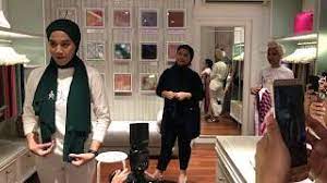 Maybe you would like to learn more about one of these? Demo Of Duck Scarves In Its New Singapore Store Youtube