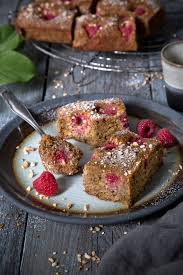 Mehl, haselnüsse und backpulver vermischen und mit der milch abwechselt zur buttermischung geben. Haselnusskuchen Mit Himbeeren Foodlovin