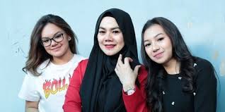 Kabar jennifer dunn dibelikan rumah oleh namun di balik itu, ada dugaan kalau jennifer dunn berbohong soal rumah tersebut. Sakit Hati Dengan Jennifer Dunn Sarita Abdul Mukti Berharap Faisal Haris Cari Istri Baru Dan Nikah Lagi Kapanlagi Com