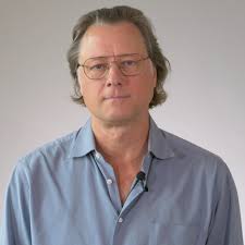 Innovative Cornish journalist Ros Atkins has been honoured by the  University of Exeter for his passion for truth and justice and work to  improve gender balance in newsrooms. Mr Atkins, who grew