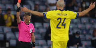Referee orsato zeigte dem schwedischen kicker nach videostudium die rote karte. Cyjp5zkotexljm