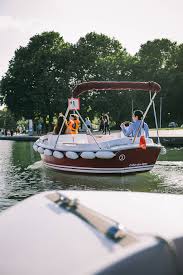 It was built at a width of 3.20 m but was enlarged to 3.7 m, which permitted use by more pleasure boats. Choose Your Boat Boating Paris Marin D Eau Douce