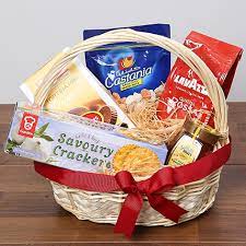 Delight clients by choosing from our selection of corporate gifts filled with premium, gourmet food. Online Delicious Basket Of Snacks Gift Delivery In Uae Ferns N Petals