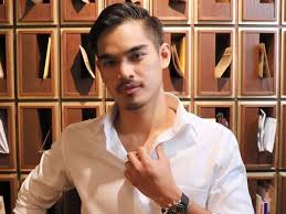 Hero remaja merupakan pertandingan ikon pemuda malaysia yang dianjurkan oleh majalah remaja terbitan kumpulan karangkraf. Alif Hero Remaja Dikata Mulut Longkang