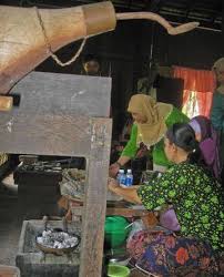 Banyak yang dulunya berawal dari bisnis rumahan kini sudah sukses jadi pebisnis kaya. Makanan Tradisional Etnik Bidayuh Pasar Oleh Oleh Balikpapan
