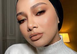 This eye makeup with rose gold eyeshadow look incorporates a nice amount of glitter. The 30 Best Ways To Wear Gold Eyeshadow