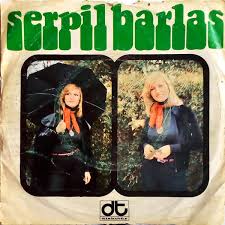 Serpil barlas'ın siyah ince çoraplar içindeki kalın bacaklarını, göz kapaklarının baskısı sonucu hafif kısılmış gözlerini ve yaşını sakınmasızca sunan boynunu hatırlıyorum. Mgakzghx0a0bhm