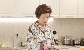윤미라, 75세 '모태 싱글' 라이프 공개…아침부터 호텔회원권으로 즐기는 조식 - 조선비즈