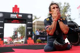 Dopo il grave incidente di oggi in handbike, riporta 'rai news 24', alex zanardi sarebbe in terapia intensiva. Race Car Driver Leads Remarkable Life After Losing Legs In Crash Race Cars Car And Driver Michael Schumacher