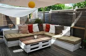 Relax Zone Draussen Ecksofa Aus Paletten Sonnensegel Sonnenschutz Diy Gartenmobel Aussenmobel Sofa Aus Paletten