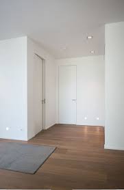 Rahmenlose Designturen Mit Schattenfuge In Modernem Architektenhaus Eleganter Entreebereich Mit Parkett Und Zarg Moderne Architekten Moderne Turen Turen Innen