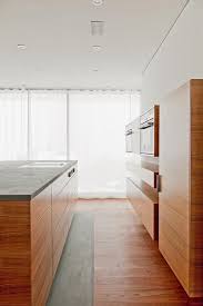 Reduzierte Linienfuhrung Innenausbau Eines Wohnhauses In Der Schweiz Kuche Minimal Mit Bildern Innenausbau Ausbau Wohnen