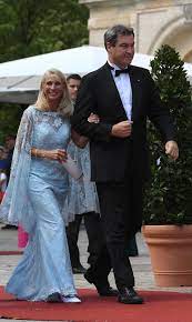 Markus thomas theodor söder (* 5. Markus Soder Mit Seiner Frau Karin Der Ministerprasident Wurde Von Protestierenden Gegen Die Csu Fluchtlingspolitik Empfangen