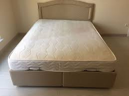 El baza satın alırken, bazanın ahşap kısımlarında herhangi bir zedelenme olup olmadığına ve bazanın, yatak kısmını yukarıda tutan plastik parçalarında gevşeme olup olmadığını kontrol etmek gerekiyor. Ed4xl30k0csrhm