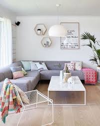 Bila dekorasi yang anda pajang terlalu kecil tentu tak akan terlihat menonjol sebagai point of interest. 7 Trik Dekorasi Rumah Bergaya Minimalis Untuk Rumah Sederhana
