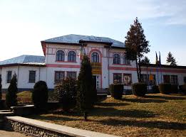 It is part of argeș county. Vernisaj La Muzeul Municipal Curtea De Arges