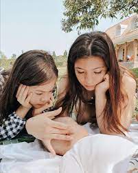 Sekarang kita tahu nih jika shaloom mirip dengan sang ayah, ya! Beda Ayah 10 Potret Manis Kedekatan Shaloom Razade Dan Adik Tirinya