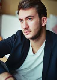 SIMONE FRULIO: dopo la partecipazione a "IO CANTO" e "X FACTOR", torna  sulla scena discografica con il singolo "BATTITO DI MANO" in digitale dal  22 maggio e in radio dal 25 maggio. -