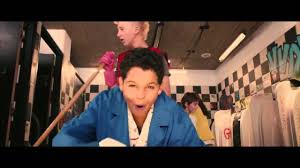 Transformer le journal en un site internet consacré à la vie privée de leurs profs! La Vraie Vie Des Profs Clip La Vie Est Trop Courte Pour Etre Petite Youtube