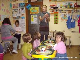 Atelierul a fost organizat la inițiativa annei comendant, o tânără mămică, creatoare de cărți senzoriale. Impodobim Masa De Craciun Un Atelier De Decoratiuni Cu Copii Si Parinti Copii È™i Mame