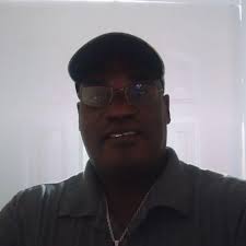 Why are there many single Bahamian women in the Bahamas?