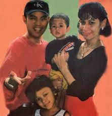 Aznil haji nawawi telah diserang oleh bapa saudara peserta ujibakat on air untuk mengetahui song: 8 Gambar Anak Anak Dan Bekas Isteri Aznil Hj Nawawi Atau Pak Nil Yang Jarang Kita