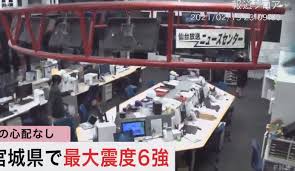 가까스로 강도의 손에서 벗어난 뒤, 다시 집으로 돌아온 지호는 학창시절 써 둔 자신의 소설을 보며 눈물을 흘리고 있는 강도를 만나는데… 그런데 그 강도, 소설의 뒤 내용을 보고 싶단 이유로 자취방. 0mfnjsceecclfm