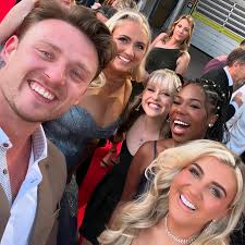 Great picture ever ! they look great together..💓💕💖❤️