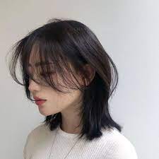 Model rambut layer pendek disukai banyak orang karena cocok untuk berbagai jenis rambut dan bentuk wajah. 10 Model Rambut Pendek Sebahu Yang Lagi Trend Di 2021