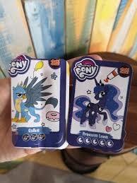 Cepat kumpulkan kad medallion yang terdapat dalam pek choki choki untuk memenangi hadiah. 1845434 Card Choki Choki Derpibooru Import Gallus Malaysia Princess Luna Safe Twibooru