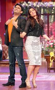 Ajay Kareena Have A Blast On Comedy Nights With Kapil Bollywood Outfits Bollywood Fashion Beautiful Bollywood Actress