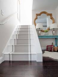 Se trate de una escalera angosta de metal o de una imponente escalera de madera maciza, si tiene un descanso o. 15 Problemas Que Puedes Solucionar Con Color Home Decor Home Home Decor Bedroom