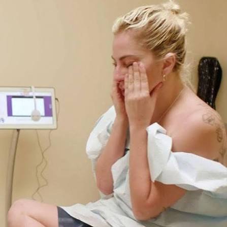 Lady Gaga, en una reciente conversación abierta, compartió su viaje de despertar espiritual y propósito en medio del dolor crónico causado por la fibromialgia. Expresó creer que su sufrimiento tiene un significado