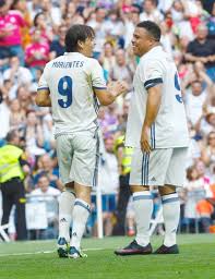 El ex delantero del real madrid, michael owen, se reencontró con ronaldo en el santiago bernabéu y bromeó sobre la condición física del brasileño. La Impactante Imagen De Ronaldo Que Volvio Al Real Madrid Tras 10 Anos Infobae