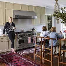 Dark Accents And Nantucket Gray Hc 111 Make For The Perfect Pair In Veronicabeard S Long Island Home Via Elledecor Creative Home Decor Elle Decor Home