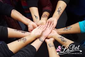 Samozřejmě je možné tetování na zápěstí protáhnout i směrem k prstům nebo si nechat vytvořit moderní kresbu v podobě náramku. Tattoo4fun Posts Facebook