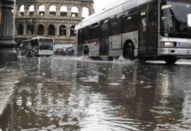 Il temporale che si sta abbattendo sulla capitale e sul litorale romano sta creando non pochi disagi. Tromba D Aria Anzio Video Maltempo Bomba D Acqua Roma Alberi Caduti E Vie Allagate