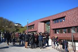 תוכל ליצור קשר עם החברה במס' 05 65 71 86 20. Des Ecailles Du Zinc Du Rouge Profond Dans Le Paysage Aveyronnais La Maison Du Territoire Est Inauguree A Marcillac Vallon Coco Architecturecoco Architecture