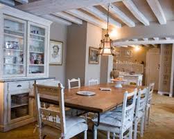 Poutres Apparentes 10 Idees Pour Les Mettre En Valeur Poutres Peintes Plafonds Poutres Apparentes Plafond A La Francaise