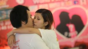 Jan 31, 2020 · ekkachai and laksana tiranarat of thailand hold the world record for the longest kiss — clocking in at at 58 hours, 35 minutes and 58 seconds. Thailander Stellen Neuen Rekord Im Dauerkussen Auf Der Spiegel