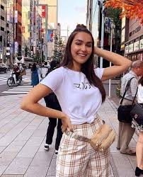 Benebabes Take Tokyo Mais Qu Est Ce Que Thedollbeauty Peut Elle Bien Faire A Tokyo Ne Serait Ce Pas E Vetements Styles Tenues Mode Youtubeuse Beaute