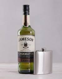 The engraving is hand filled in a gold color. Personalised Whisky Gifts Delivery South Africa Hamperlicious