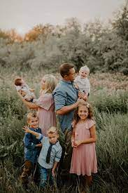 27 Creative Family Photo Ideas To Melt Your Heart Fancy Ideas About Everything Summer Family Pictures Family Portrait Outfits Summer Family Photos