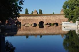 Barrage vauban pont avec terrasse panoramique donnant une vue sur la petite france, la cathédrale et le musée d'art moderne. Barrage Vauban Strasbourg 1690 Structurae