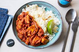 Dans le cookeo sur le mode dorer, faites revenir dans le beurre les oignons pendant 3 minutes. Recette Poulet Curry Indien Yaourt